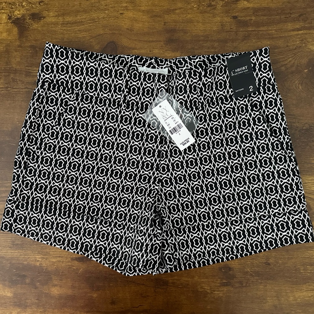 NWT New York & Company Black and White Geometric Women’s Sateen Shorts